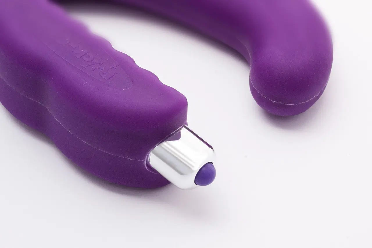 Lilla vibrator vist på hvid baggrund