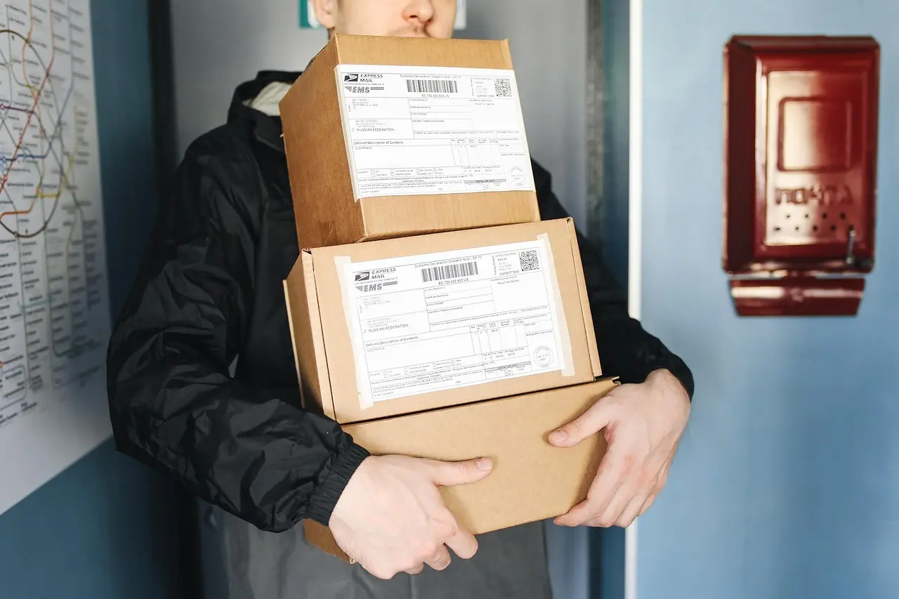 En person holder indpakkede pakker klar til levering